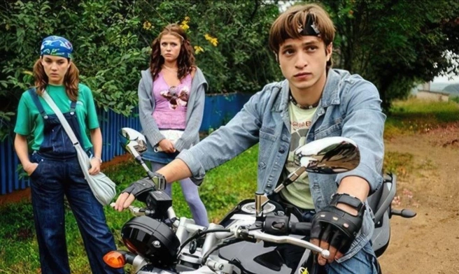 Кадр из сериала «Огуречная любовь» | Источник: Евгений Токарев / Vk.com