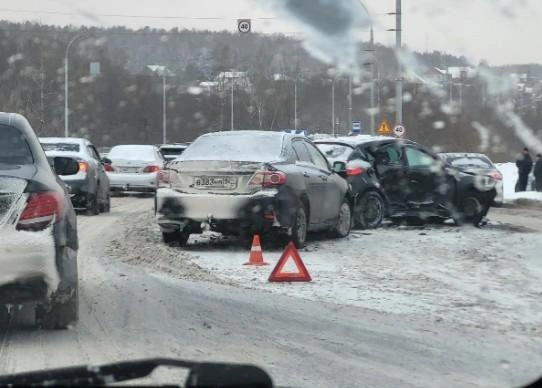 Столкнувшиеся автомобили перекрыли дорогу | Источник: 2ГИС