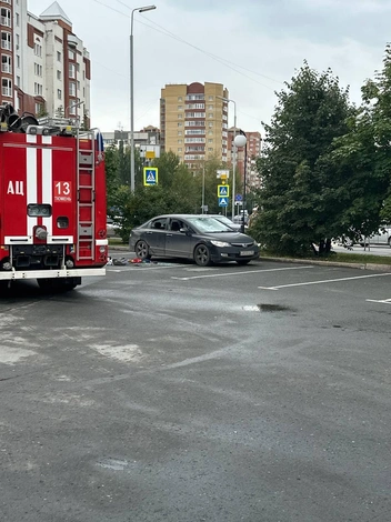 Мужчина выбил окна в своем автомобиле | Источник: читатель 72.RU