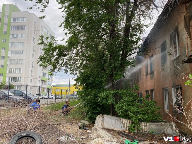 Пожарные весь день продолжали проливать конструкции горевшего ночью дома | Источник: Елизавета Кудрявцева / V1.RU