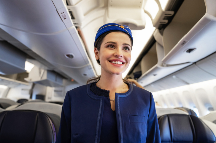 Что проверяют стюардессы, когда здороваются с вами в самолете — а вы даже и не догадывались