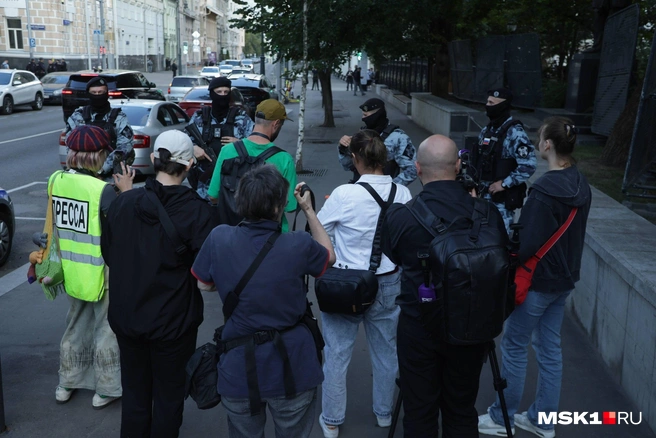 Живая цепь из правоохранителей, которые не пускают журналистов к входу | Источник: Дмитрий Толстошеев / MSK1.RU