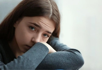 «Брат домогался меня в детстве, а родители били. Сейчас меня просто никто не замечает. Хочу умереть»