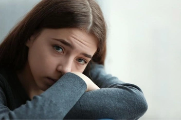 «Брат домогался меня в детстве, а родители били. Сейчас меня просто никто не замечает. Хочу умереть»