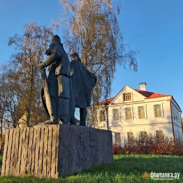 У памятника Рюрику и Олегу Вещему есть спуск к реке и смотровая площадка | Источник: Анна Мотовилова/ FONTANKA.RU