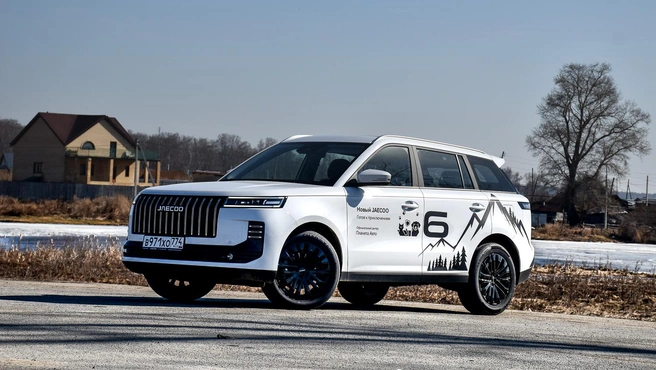 Jaecoo J6 ценой от 2,29 до 2,649&nbsp;млн является прямым конкурентом Vesta, и локализация моторов, вероятно, еще больше обострит соперничество | Источник: Артем Краснов