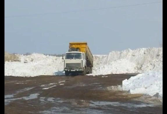 За несколько дней в поле образовались снежные валы | Источник: читатель 74.RU