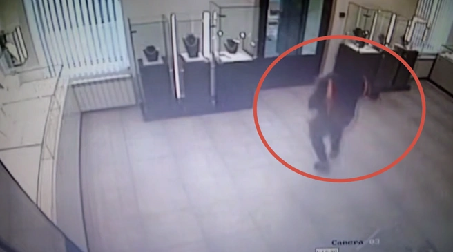В Орске дерзкий налет грабителя на ювелирный магазин попал на видео | Источник: УМВД России по Оренбургской области