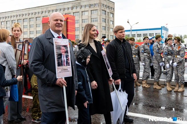 А вот мэр Владислав Логинов пришел с семьей | Источник: Мария Ленц / NGS24.RU