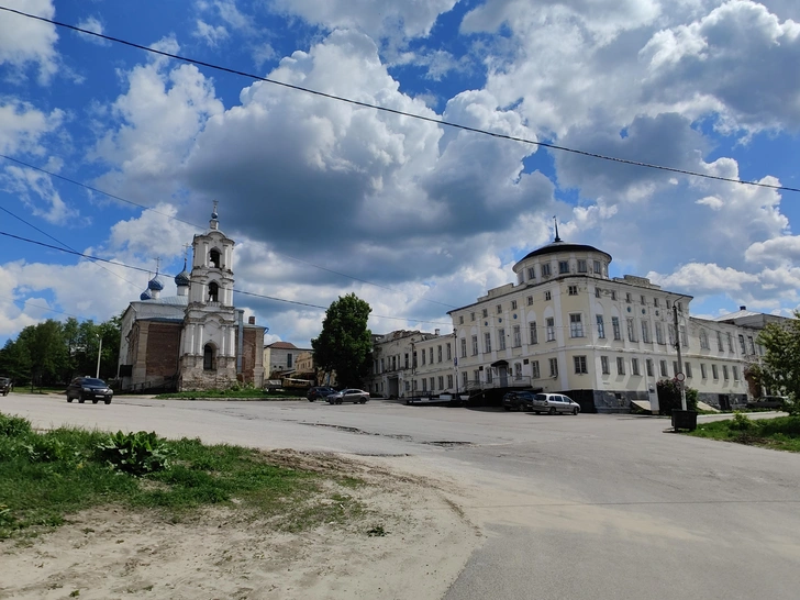 Храм Успения Пресвятой Богородицы и историко-культурный музей  | Источник: vokrugsveta.ru