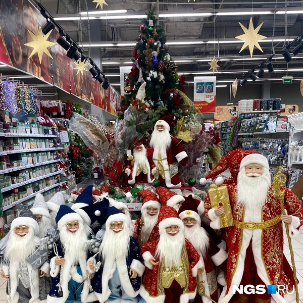 Вот такая компания встречает покупателей, статуэтка Деда Мороза маленькая - 2990 рублей, большая - 6290 рублей | Источник:  Алёна Золотухина / NGS.RU