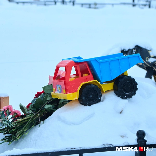 На могилу принесли детские игрушки | Источник: Дмитрий Толстошеев / MSK1.RU