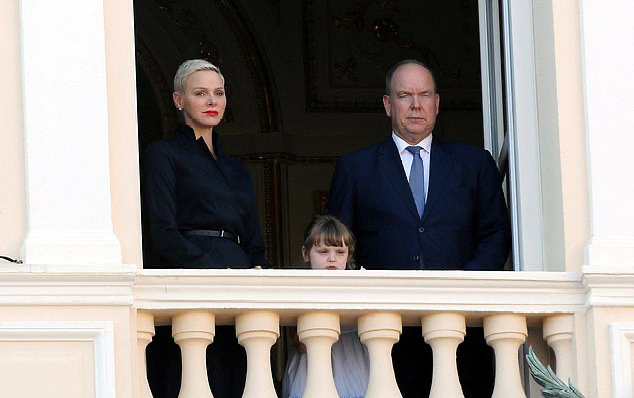 Княгиня Шарлен в черном платье и с алой помадой выглядит как готическая дива на балконе дворца в Монако