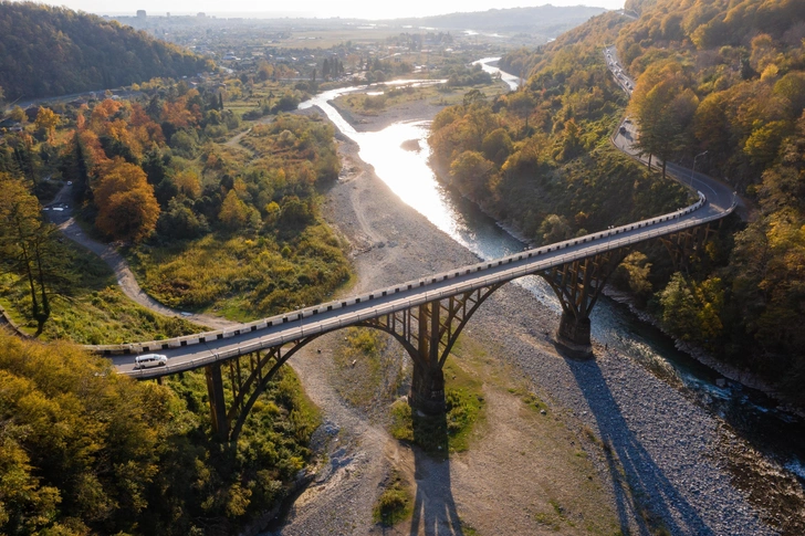 Гумистинский мост в Абхазии | Источник: Shutterstock/Fotodom.ru