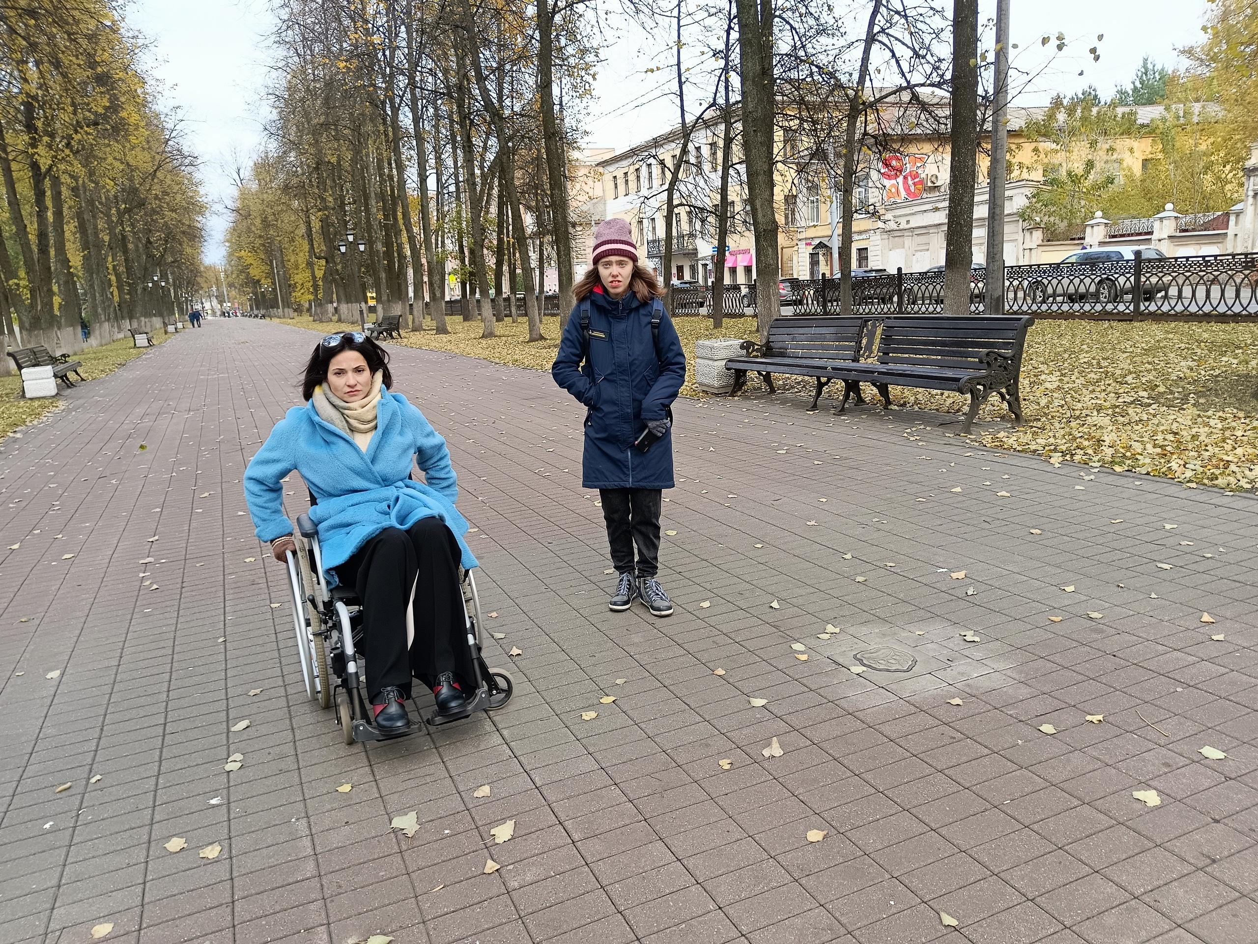 Медвежья тропа Ярославль. Медведь в коляске по городу. Грустная девочка в инвалидном кресле на улице.