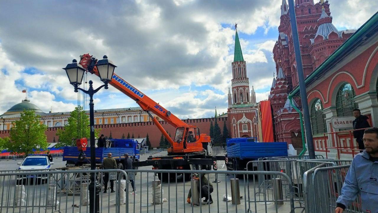 Рабочие разбирают VIP-трибуны, москвичи гуляют вдоль заборов. Как выглядит Красная площадь после парада Победы и можно ли на нее попасть: фото 