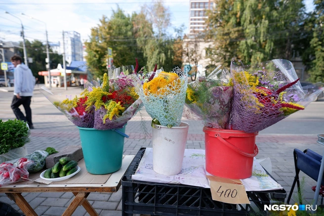 Есть букеты и попроще за 400 рублей | Источник: Варвара Фролова / NGS70.RU