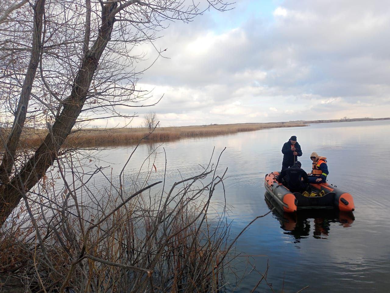 Перевернулась лодка: в Оренбуржье водолазы достали тело погибшего рыбака