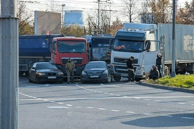 Четыре авто перекрыли проезд на Народной улице
