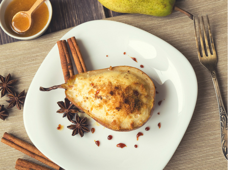 Фото №5 - Рецепт недели: запеченный сыр Фурм-д’Амбер с грушами и креветками