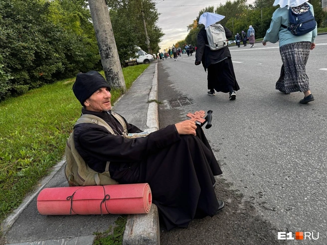 Люди останавливались отдохнуть прямо на поребриках | Источник: Дарья Костомина / E1.RU