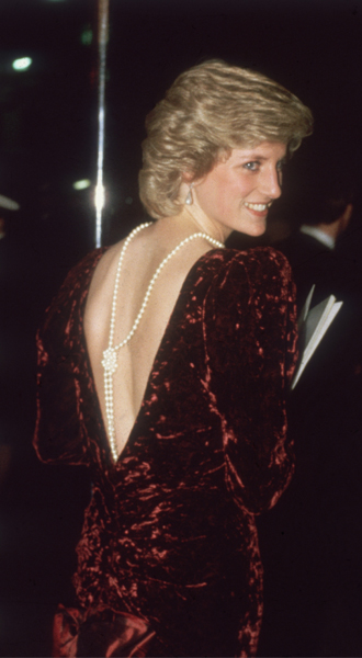 Фото №2 - 15 примеров, когда королевские особы надевали одно и то же вечернее платье несколько раз