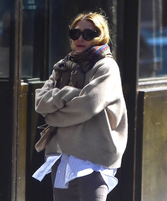 Olsen tuck: заправлять волосы под одежду — новый модный прием от сестер Олсен Olsen tuck: заправлять волосы под одежду — новый модный прием от сестер Олсен