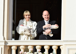 Князь Альбер и княгиня Шарлин впервые показали близнецов своим подданным
