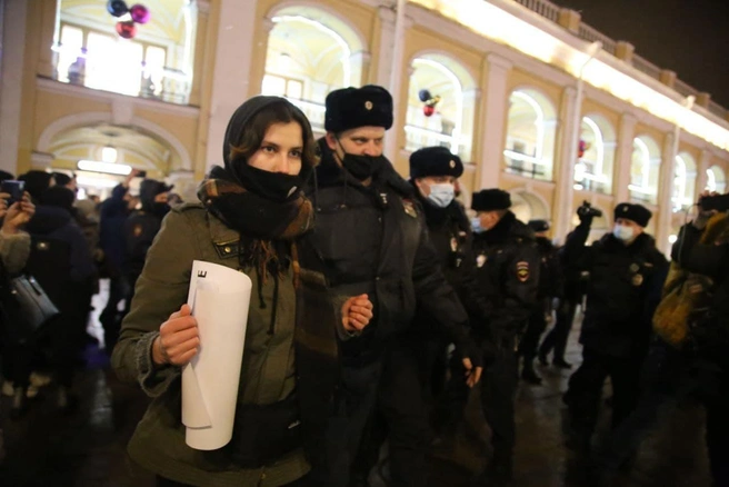 У Гостиного двора навальнистов задерживают со скоростью один человек в две минуты (фото) | Источник: Павел Каравашкин/«Фонтанка.ру»