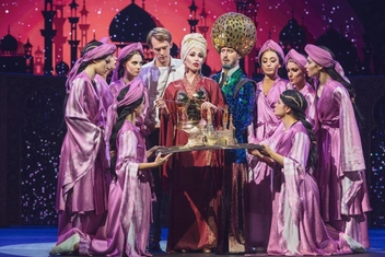 Новогоднее настроение: 5 спектаклей, которые стоит посмотреть в Театре МДМ