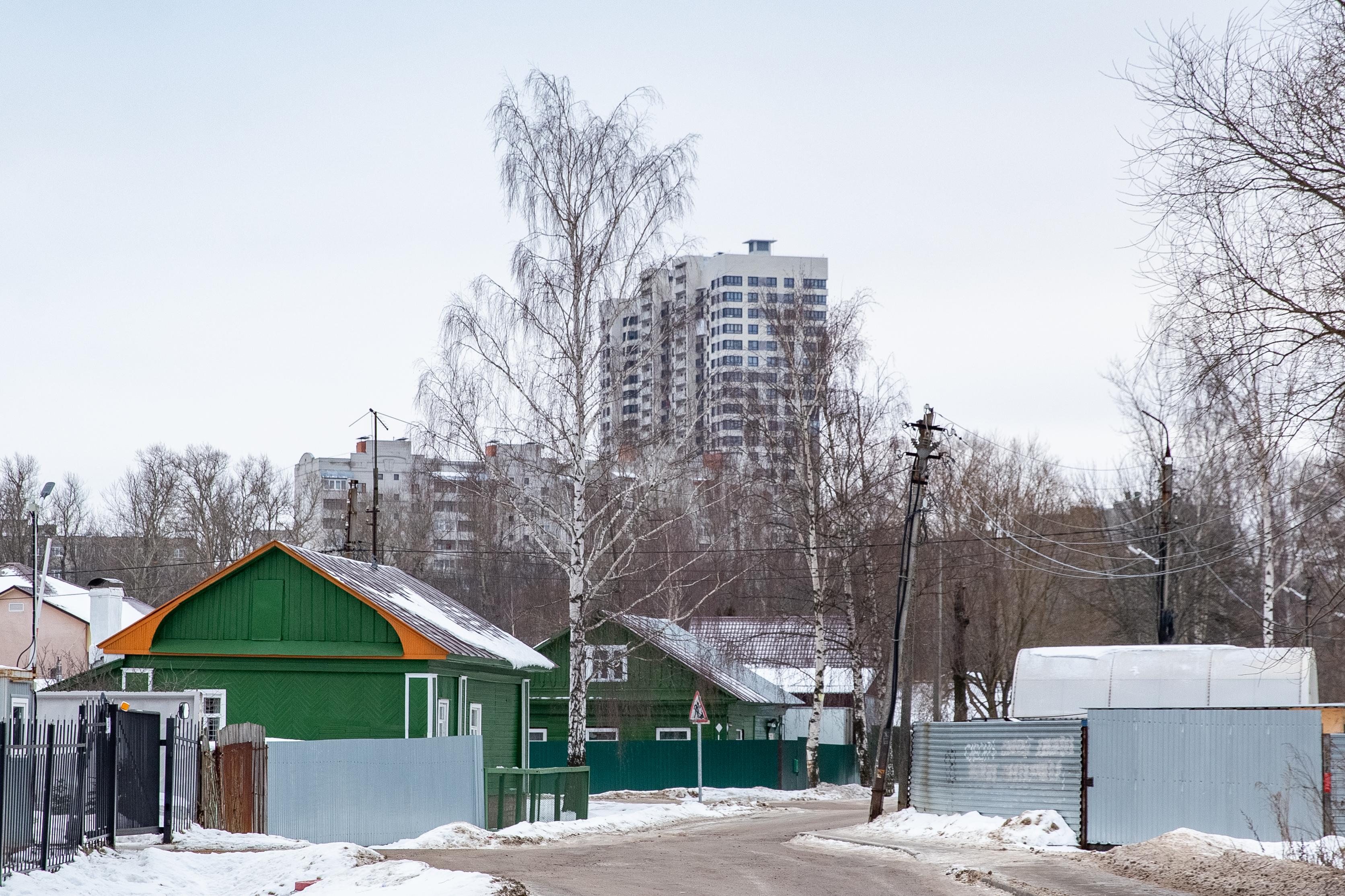 Кажется безлюдным: гуляем по улицам поселка в 10 минутах от центра Ярославля