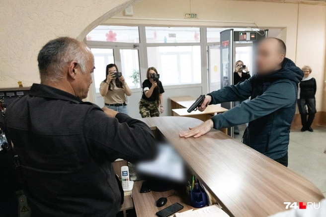 Мужчина с пистолетом, угрожая охраннику, забрал у него тревожную кнопку  | Источник: Наталья Лапцевич 