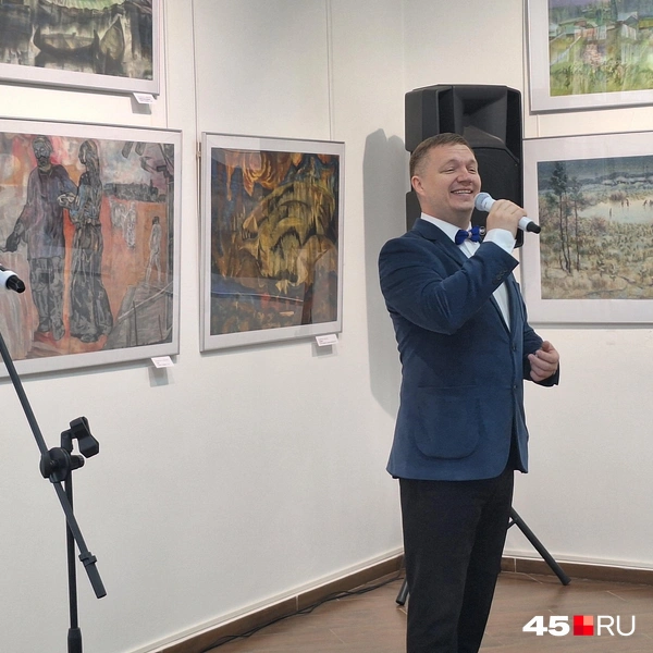 Павел Базанов познакомил гостей города с песней про Курганскую область | Источник: Александр Лисихин /45.ru