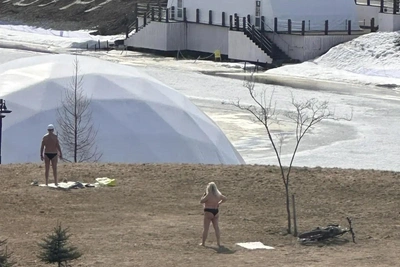 В Екатеринбурге открыли пляжный сезон на фоне сугробов