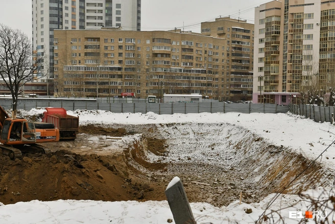 В статистику по объемам строительства и непроданным квартирам попадают даже дома, которые находятся еще на стадии котлована | Источник: Артем Устюжанин / E1.RU