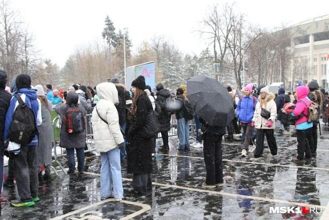 Поддержать спортсменов пришли их друзья и родственники. Некоторые спасались от снега, прикрываясь зонтом | Источник: Татьяна Спиридонова / MSK1.RU