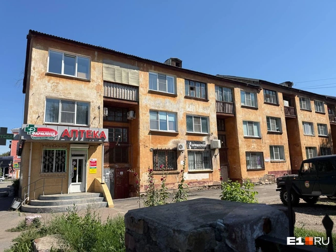 Дом с экспериментальными углубленными подъездами и общими балконами (их делили по договоренности) | Источник: Анастасия Баранова / E1.RU