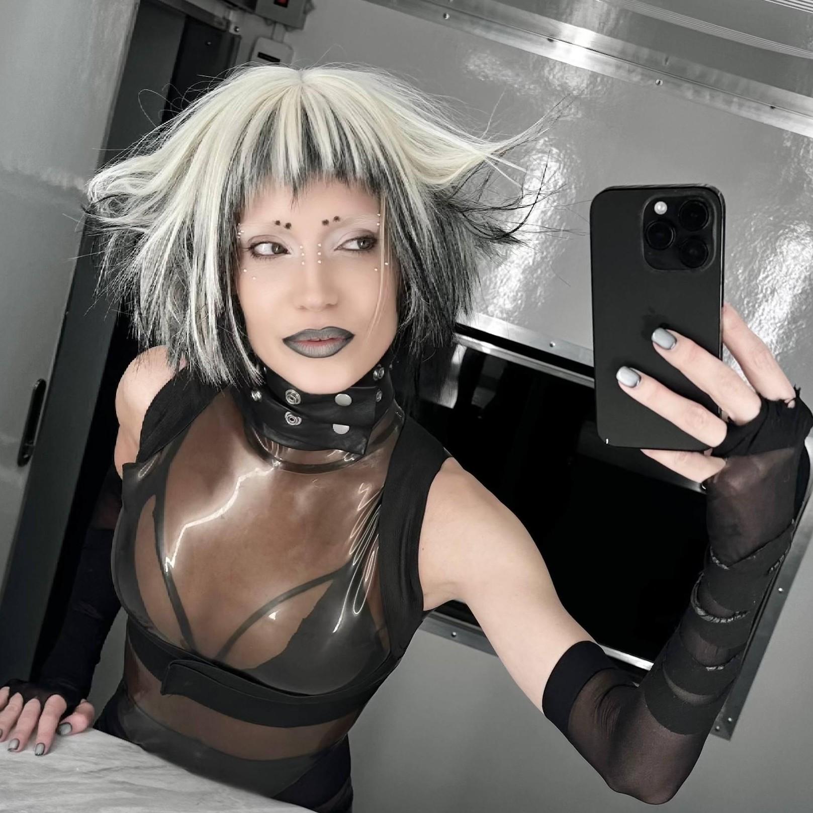 «Она конкретная наркоманка. Мозг деградирует»: почему Глюк’оZа променяла женственность на шокирующий хайп