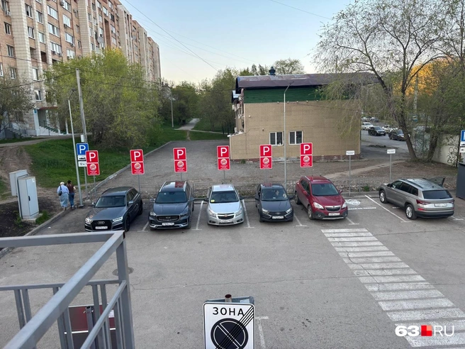 Есть парковка, обозначенная как парковка для посетителей ресторана, но никто не проверяет, поели вы в «Бургер Кинге» или нет | Источник: Ксения Бирюкова / 63.RU 