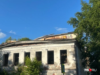 Здание прикрыто тканью со стороны улицы Пролетарской | Источник: Екатерина Тарыгина / 76.RU