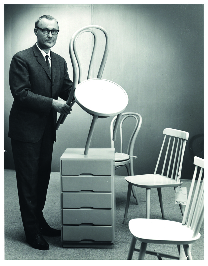 Ингвар Кампрад со стульями ИКЕА
