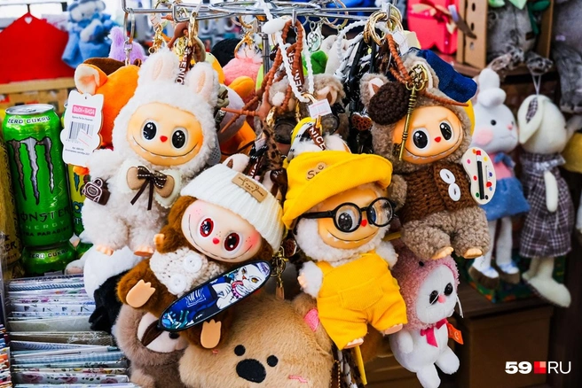 Обычно Лабубу продаются в слепых коробках, но неоригинальные игрушки можно купить и так  | Источник: Тимофей Калмаков / 59.RU
