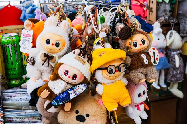 Обычно Лабубу продаются в слепых коробках, но неоригинальные игрушки можно купить и так | Источник: Тимофей Калмаков / 59.RU