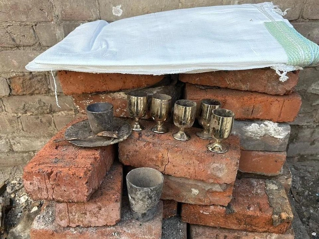 Когда рабочие разгребали мусор, они нашли немного вещей советской эпохи | Источник: Нина Нагорнева