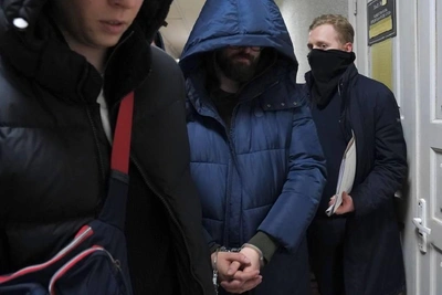 Запахло жареным: за что арестовали Дениса Толстых