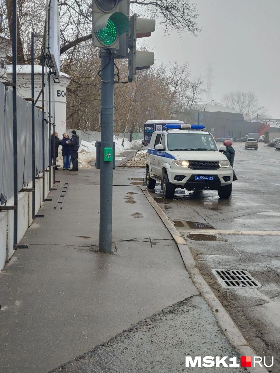 Местные жители вызвали к парку полицию, но сотрудники быстро уехали | Источник: читательница MSK1.RU