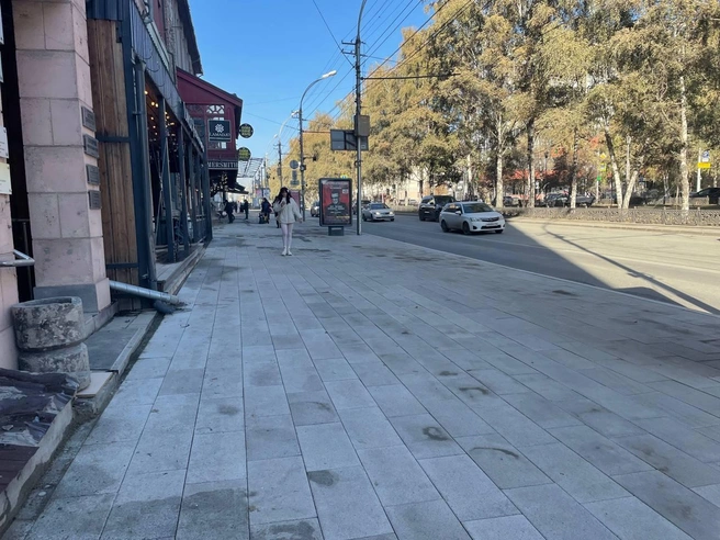 Тёмные пятна на плитке — это засохшие следы от луж. | Источник: Александр Ощепков