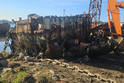 Первое затонувшее судно удалили в Томаринском районе
