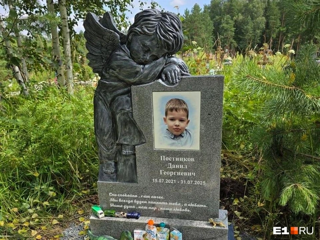 Родители установили красивый памятник ко дню рождения сына, но это не помогло облегчить их боль | Источник: Наталия Постникова