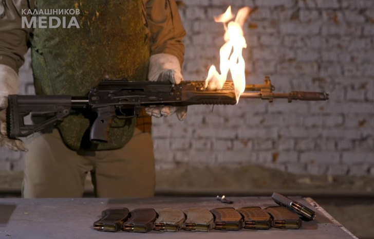 У автомата Калашникова загорается ствол, а потом его разрывает от долгой стрельбы очередями (видео)